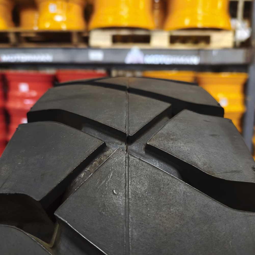 NEUMATICO MACIZO 18X7-8 JH801 MTQ GRUA HORQUILLA